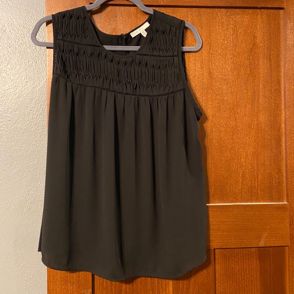 women’s black sleeveless tank
